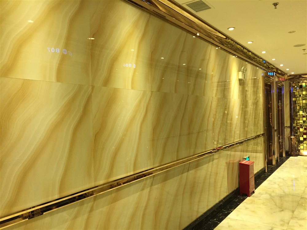 墙面采用金艾陶微晶石印度—流沙金KWD58045铺贴