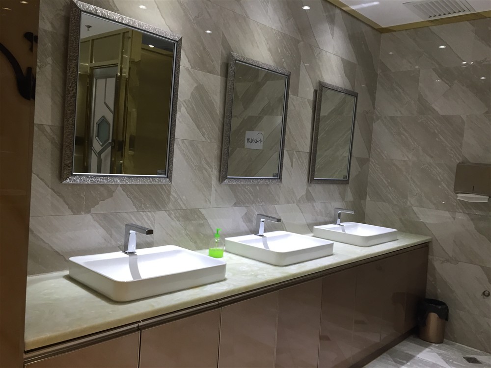 KTV洗手间墙、地面采用金艾陶瓷砖全抛釉爱丁堡-天堡石KYP8062铺贴