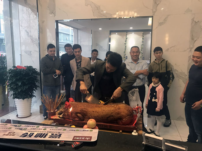 金艾陶瓷砖品牌作为陶瓷一线品牌，近年来不断的推出爆款新品，受到众多消费者的喜爱。2017年11月19日，一群朝气蓬勃的金艾陶人正在紧张有序的忙碌着，为金艾陶中山古镇店即将开始的开业典礼做最后的准备。  上午10点28分，锣鼓喧天，掌声震动，金艾陶中山古镇专卖店迎来了盛大开业的良辰吉时。?