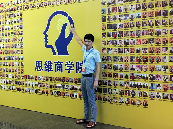 如今，80后已经成长为壮年，逐渐成为各个岗位的重要负责人，因生活的洗礼变得理性而不再冲动。“80后”，他们青春洋溢，在各个岗位上都冲在最前线。“80后”独具个性和魅力，已然成为各行各业主力军代表人物。作为80后典型的创业成功代表陶瓷一线品牌 金艾陶瓷砖 龙川总代理吴金星与他的销售团队便是其中之一。